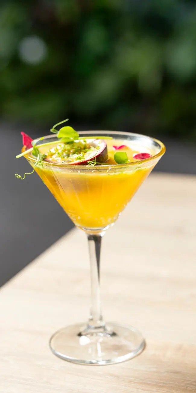 Cocktail signature servi au restaurant Osmose à Saint-Pierre, La Réunion